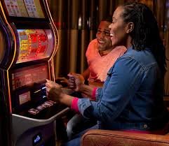 Suasana live casino ovo888 dengan dealer profesional dan meja baccarat interaktif
